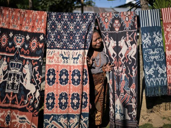 Kemilau Tenun Ikat Sumba, Warisan Budaya Bernilai Puluhan Juta Rupiah