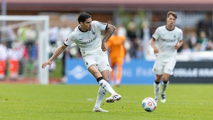 ROTTACH-EGERN, GERMANY - JULY 22: Kevin Diks od Borussia Moenchengladbach passes with the ball during the Preseason Friendly match between Borussia Moenchengladbach and FC Metalist 1925 Kharkiv at Stadion am Birkenmoos on July 22, 2025 in Rottach-Egern, Germany. (Photo by Christian Verheyen/Borussia Moenchengladbach via Getty Images)