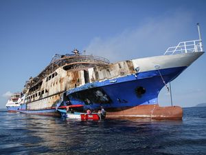 KM Barcelona 5 Terbakar, Upaya Pendinginan Terus Dilakukan KM Barcelona 5 Terbakar, Upaya Pendinginan Terus Dilakukan