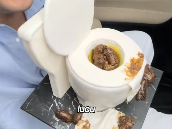 Jijik Banget! 9 Kue Viral Ini Dibentuk Mirip Toilet hingga Muntahan