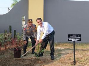Tanam Pohon di Polda Riau, Mentan Puji Program Inovatif Irjen Herry Heryawan Tanam Pohon di Polda Riau, Mentan Puji Program Inovatif Irjen Herry Heryawan