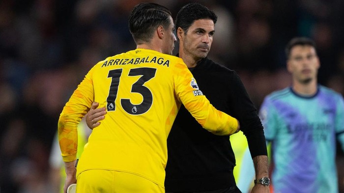 BOURNEMOUTH, ENGLAND - OCTOBER 19:  Kepa Arrizabalaga of AFC Bournemouth embraces Arsenal manager Mikel Arteta after the Premier League match between AFC Bournemouth and Arsenal FC at Vitality Stadium on October 19, 2024 in Bournemouth, England. (Photo by Visionhaus/Getty Images)