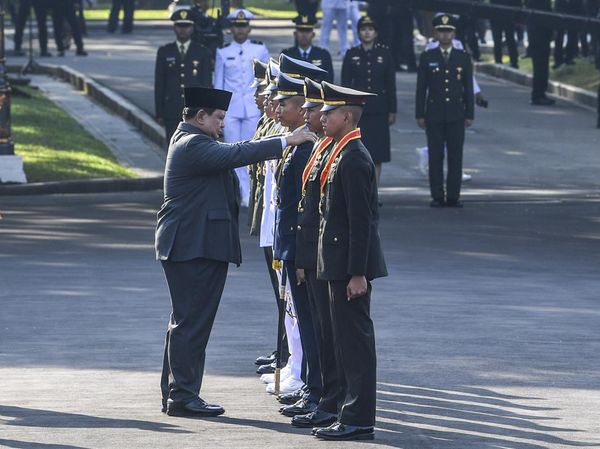 Momen Prabowo Lantik Ribuan Capaja TNI-Polri di Istana Merdeka