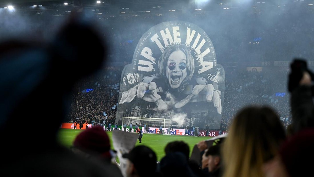 Tifo Ozzy Osbourne di markas Aston Villa. (Foto: UEFA via Getty Images/Michael Regan - UEFA)