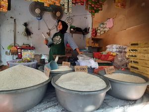 Harga Beras Naik, Pedagang Pasar Puri Pati Sambat Sepi Pembeli