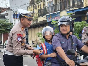 Pengendara Tertib di Ponorogo Dapat Cinderamata dari Polisi Pengendara Tertib di Ponorogo Dapat Cinderamata dari Polisi