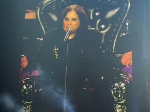 Kelly Osbourne Bagikan Momen Pemakaman Privat Ayahnya