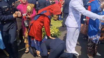 Momen Peraih Adhi Makayasa TNI AU Cium Kaki Ibu Usai Dilantik Prabowo