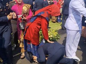 Momen Peraih Adhi Makayasa TNI AU Cium Kaki Ibu Usai Dilantik Prabowo Momen Peraih Adhi Makayasa TNI AU Cium Kaki Ibu Usai Dilantik Prabowo