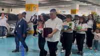 Tatapan Kosong tapi Tetap Tegar Sarwendah Antar Jenazah Ayah Dikremasi