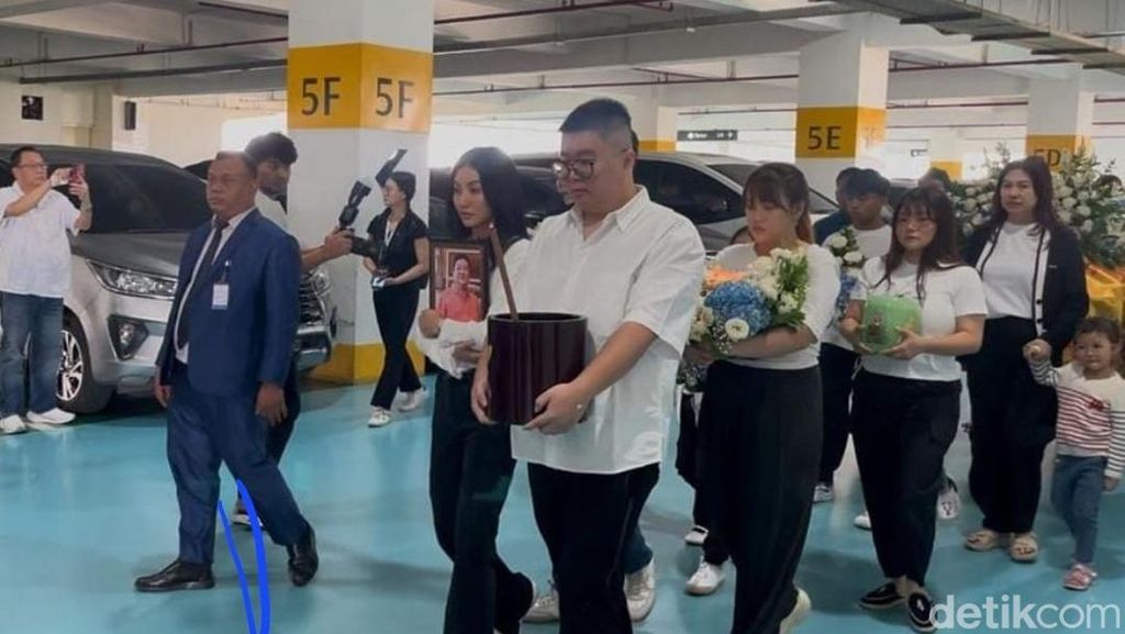 Tatapan Kosong tapi Tetap Tegar Sarwendah Antar Jenazah Ayah Dikremasi Tatapan Kosong tapi Tetap Tegar Sarwendah Antar Jenazah Ayah Dikremasi