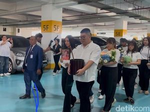 Tatapan Kosong tapi Tetap Tegar Sarwendah Antar Jenazah Ayah Dikremasi