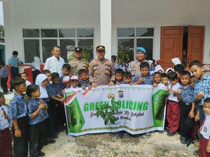 Polres Dumai Peringati Hari Anak Nasional Sambil Tanam Pohon di SD