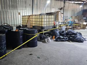 Polisi Bongkar Peran 8 Tersangka Kasus Pabrik Oli Palsu di Tangerang Polisi Bongkar Peran 8 Tersangka Kasus Pabrik Oli Palsu di Tangerang