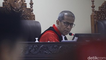 Hakim Saldi Isra Tegur Tim Denny Indrayana gegara Ketawa di Sidang MK