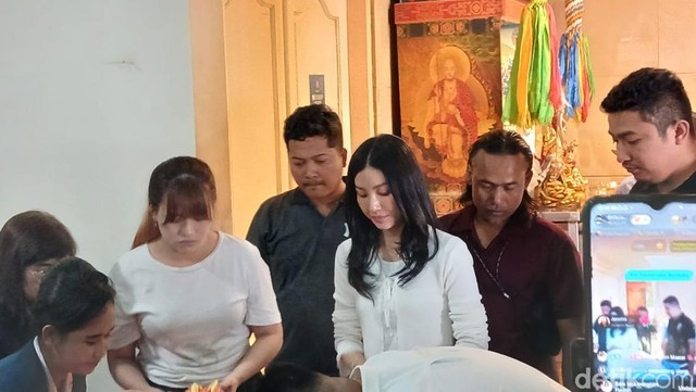 Berita Viral Selebriti dari InsertLive : Ketegaran Sarwendah saat Prosesi Kremasi Mendiang Sang Ayah