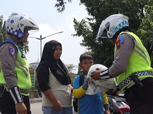 Polres Pemalang Bagikan Helm Gratis untuk Puluhan Anak Sekolah Polres Pemalang Bagikan Helm Gratis untuk Puluhan Anak Sekolah