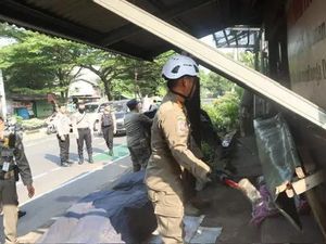 Satpol PP Bongkar 79 Bangunan hingga PKL Liar di Jl Juanda Depok Satpol PP Bongkar 79 Bangunan hingga PKL Liar di Jl Juanda Depok