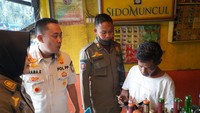 Satpol PP Razia Warung Jamu di Ciawi Bogor, 657 Botol Miras Disita