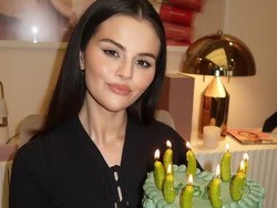 Selena Gomez Ulang Tahun ke-33, Pamer Kue Unik Topping Acar Timun