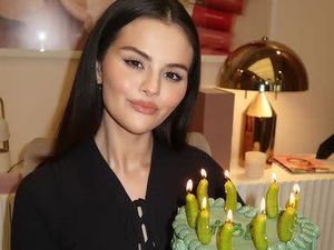 Selena Gomez Ulang Tahun ke-33, Pamer Kue Unik Topping Acar Timun Selena Gomez Ulang Tahun ke-33, Pamer Kue Unik Topping Acar Timun