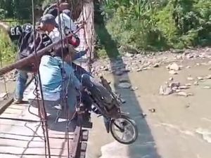 Pemotor Nyaris Terjun ke Sungai Saat Lewati Jembatan Gantung di Lebak