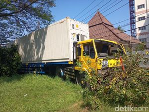 Truk Tabrak Pagar Taman di Makassar gegara Rem Blong, Sopir Luka Truk Tabrak Pagar Taman di Makassar gegara Rem Blong, Sopir Luka