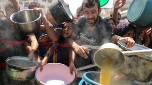 Warga Gaza Antre Makanan di Tengah Krisis Kelaparan