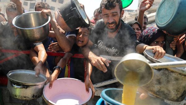 Warga Gaza Antre Makanan di Tengah Krisis Kelaparan