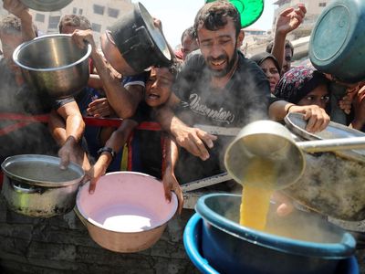 Warga Gaza Antre Makanan di Tengah Krisis Kelaparan