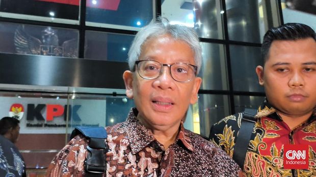 Mantan Direktur Utama PT Bank Pembangunan Daerah Jawa Barat dan Banten Tbk atau Bank BJB Yuddy Renaldi usai menjalani pemeriksaan di KPK hingga Rabu (23/7) malam. (CNNINdonesia/Ryan Hadi Suhendra)