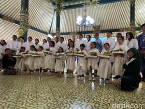 10 Anak Rambut Gimbal di Wonosobo Diruwat, Minta Tempe Goreng hingga Skincare 10 Anak Rambut Gimbal di Wonosobo Diruwat, Minta Tempe Goreng hingga Skincare