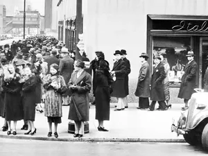 Video dari Tahun 1938 yang Diklaim Jadi Bukti Adanya Penjelajah Waktu Video dari Tahun 1938 yang Diklaim Jadi Bukti Adanya Penjelajah Waktu