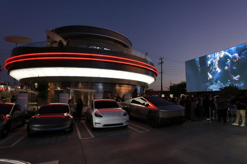 Elon Musk Resmi Buka Restoran Tesla Pertama di Dunia, namanya Tesla Diner yang berlokasi di Los Angeles, Amerika Serikat.