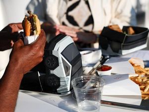 Akhirnya! Elon Musk Resmi Buka Restoran Tesla Pertama di Dunia Akhirnya! Elon Musk Resmi Buka Restoran Tesla Pertama di Dunia