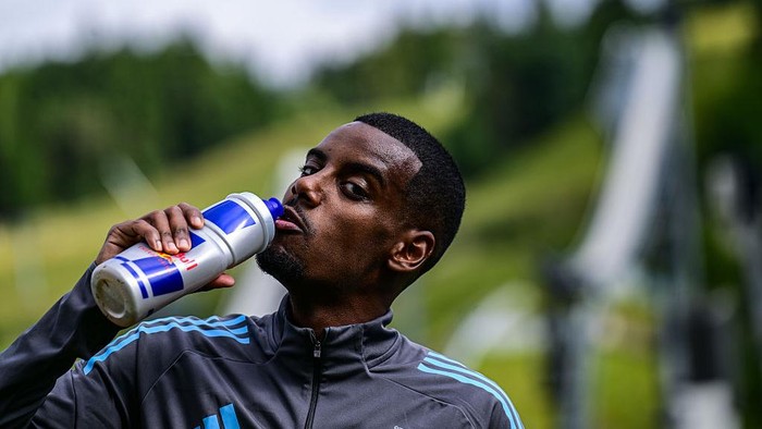 INNSBRUCK, AUSTRIA - JULY 14: Alexander Isak takes a drink break during the Pre Season Training Camp at FC Seefelder Plateau on July 14, 2025 in Innsbruck, Austria. (Photo by Serena Taylor/Newcastle United via Getty Images)