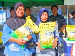 Raut Gembira Warga Pamusian Terima Bantuan Beras 20 Kg