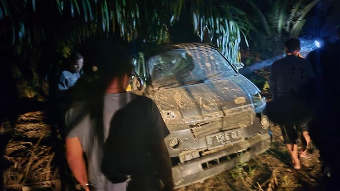 Barang bukti kendaraan beroda empat terduga pelaku pencurian sawit di Muratara Barang bukti kendaraan beroda empat terduga pelaku pencurian sawit di Muratara