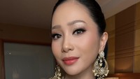 Foto Gaya Bunga Zainal Bak Artis Bollywood, Tampil dengan Lehenga