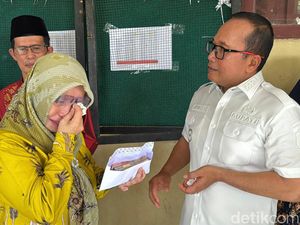 Kepala MTs di Kubu Raya Nangis Usai Bupati Sujiwo Lunasi Tunggakan Murid Kepala MTs di Kubu Raya Nangis Usai Bupati Sujiwo Lunasi Tunggakan Murid