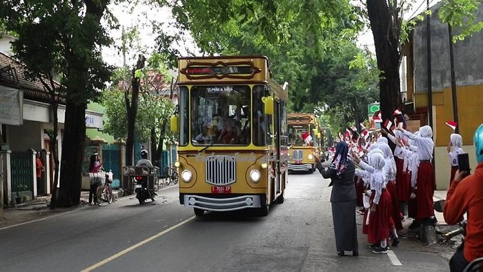 Si Mas Ganteng, Bus Sekolah Gratis yang Bikin Heboh Tuban!