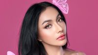 8 Pemotretan Terbaru Denada Usai Oplas, Cantik Bak Barbie Dengan Nuansa Pink