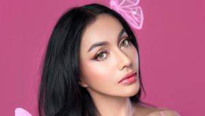 8 Pemotretan Terbaru Denada Usai Oplas, Cantik Bak Barbie Dengan Nuansa Pink