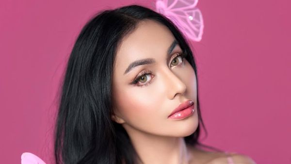 8 Pemotretan Terbaru Denada Usai Oplas, Cantik Bak Barbie Dengan Nuansa Pink