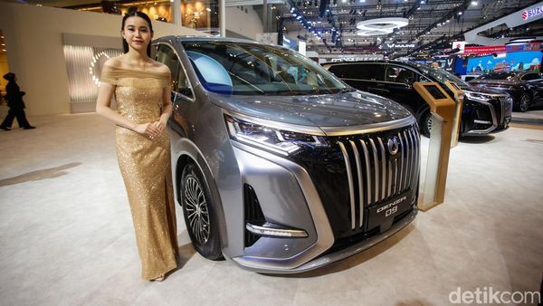 Terpesona Denza D9, MPV Listrik Mewah nan Murah