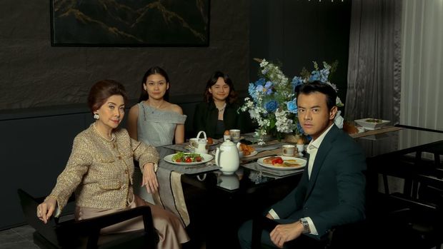 A Normal Woman. (L to R) Widyawati as Liliana, Marissa Anita as Milla, Mima Shafa as Angel, Dion Wiyoko as Jonathan in A Normal Woman. Cr. Courtesy of Netflix © 2025
