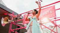 7 Foto Maudy Ayunda Jadi Orator Aksi Demo, Tampil Unik Pakai Kebaya