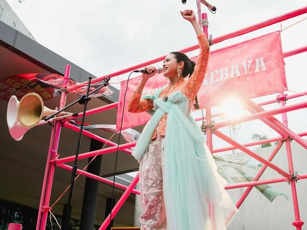 7 Foto Maudy Ayunda Jadi Orator Aksi Demo, Tampil Unik Pakai Kebaya