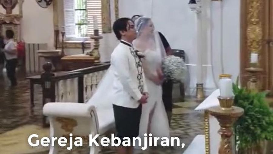 Video: Gereja Kebanjiran, Pasangan di Filipina Tetap Gelar Pernikahan