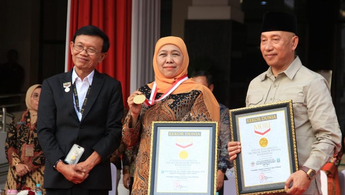 Gubernur Khofifah dan Ketua HKTI Jatim Arum Sabil di saat menemukan penghargaan pemecahan rekor MURI Menanam Indigofera Serentak di Lokasi Terbanyak